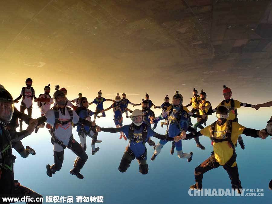 人类历史上首次！俄空降部队从北极万米高空伞降