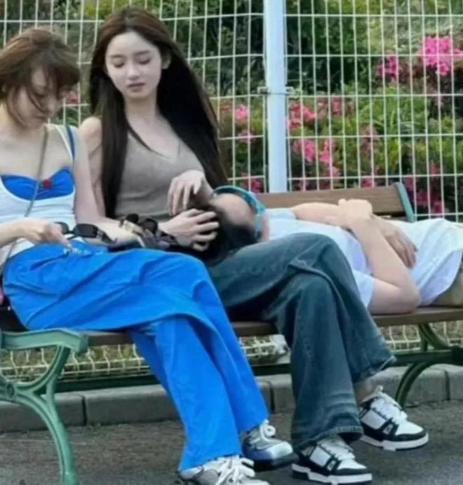 王思聪香港深拥女友成背景板网友：可爱在性感面前一文不值(图15)
