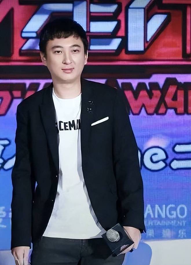 王思聪与女友懒懒香港街头撒糖网友：可爱在性感面前一文不值(图14)