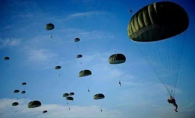 航空遇难率达100%为什么不给乘客跳伞的机会？(图1)
