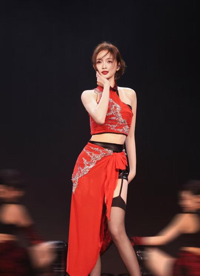 女明星吴宣仪跳舞遭审判衣着性感舞台尺度大表演风格引发争议(图2)