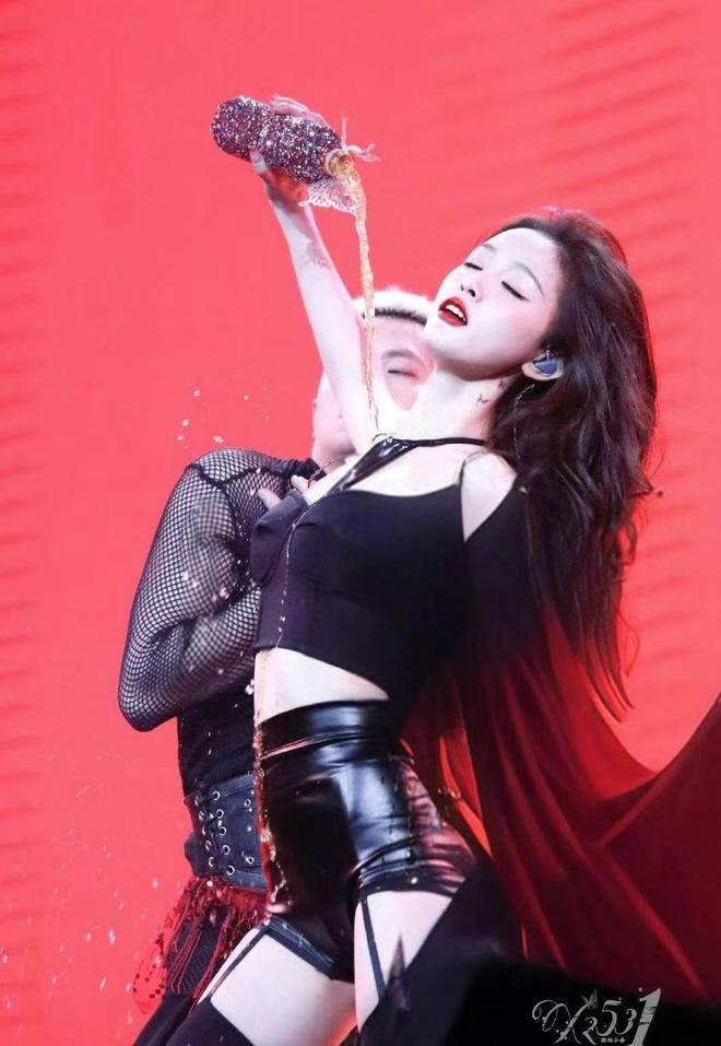 女明星吴宣仪跳舞遭审判衣着性感舞台尺度大表演风格引发争议(图4)