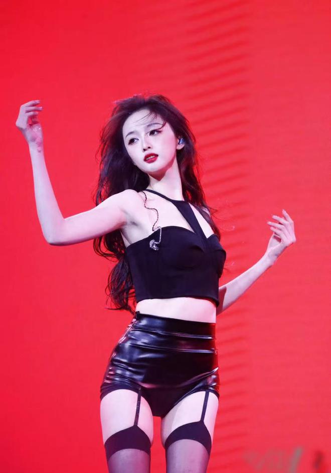 女明星吴宣仪跳舞遭审判衣着性感舞台尺度大表演风格引发争议(图6)