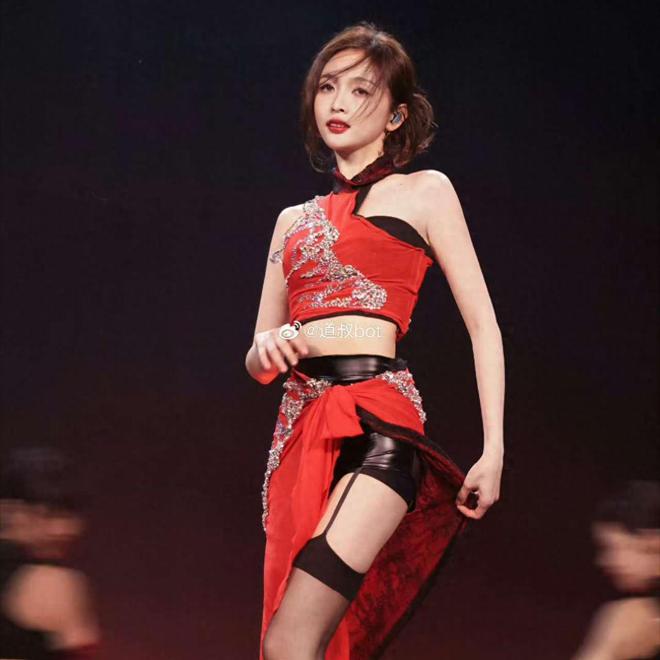 吴宣仪表演风格引争议！尺度大到男粉吹口哨网友：低俗！