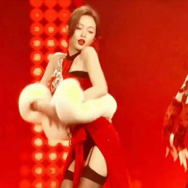 吴宣仪表演风格引争议！尺度大到男粉吹口哨网友：低俗！(图4)