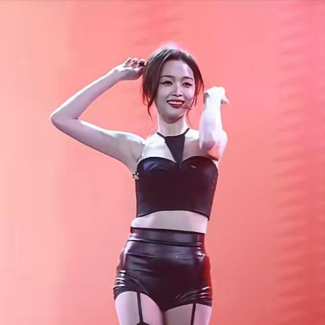 吴宣仪表演风格引争议！尺度大到男粉吹口哨网友：低俗！(图3)