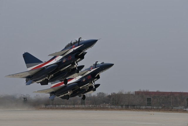 南航空中送粥传承腊八文化的温暖创新