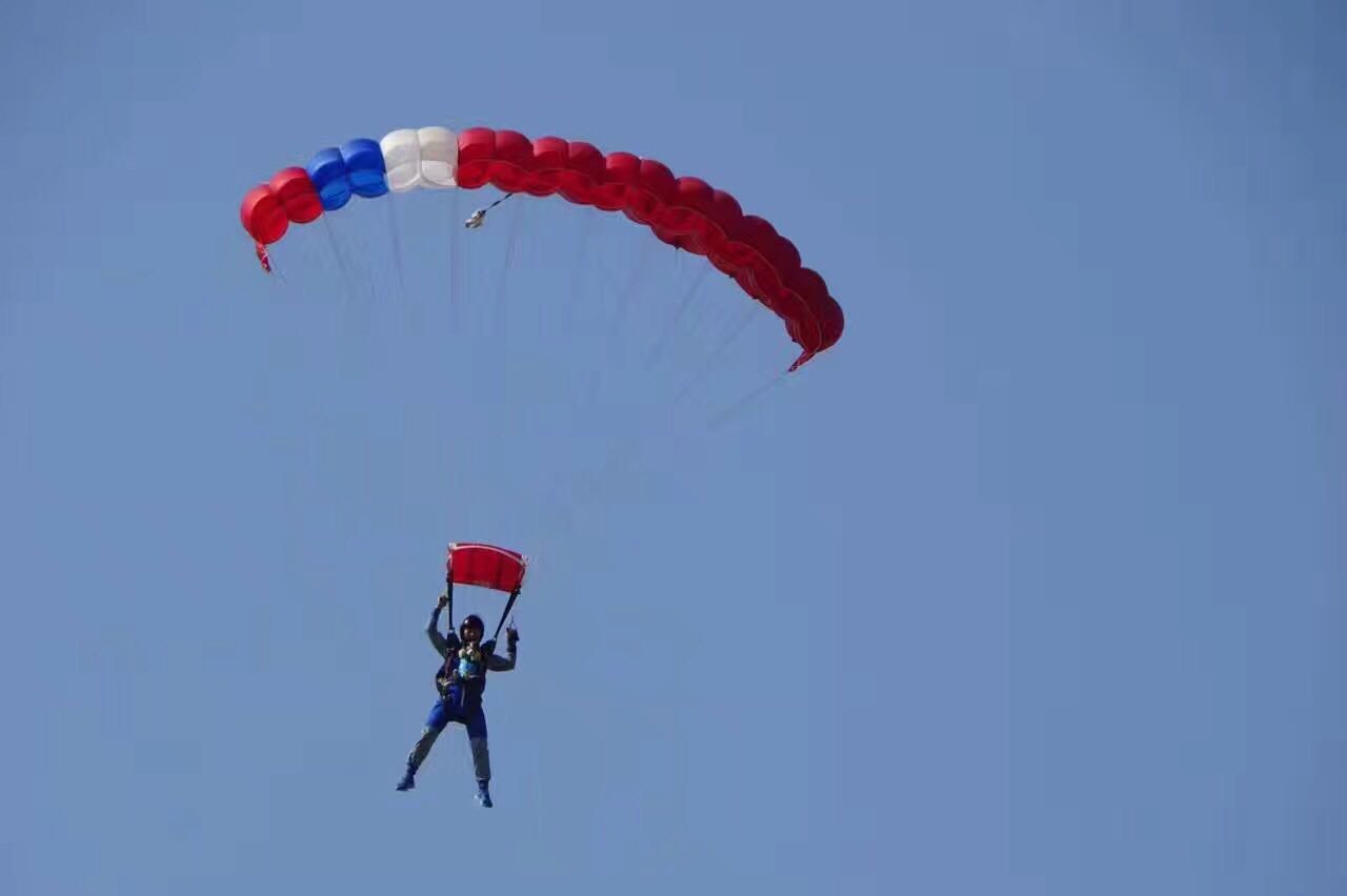 4000米云端纵跃 重庆中心城区首个高空跳伞基地投用