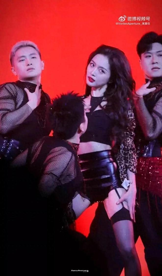 “搔首弄姿”还不害臊内娱为艺术献身的“流氓真相”该打破了(图6)
