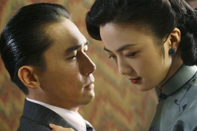 “搔首弄姿”还不害臊内娱为艺术献身的“流氓真相”该打破了(图12)