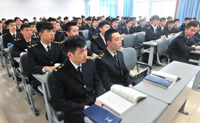 熊猫体育：一旦飞机失事航空公司为何宁赔精光也不允许乘客跳伞逃生？(图10)