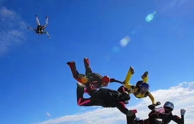 熊猫体育：她从4400米高空跳下中途降落伞失灵被25万只生命救回(图11)