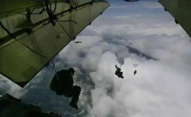 熊猫体育：为什么民航飞机不配备降落伞？揭开航空安全的真相(图5)