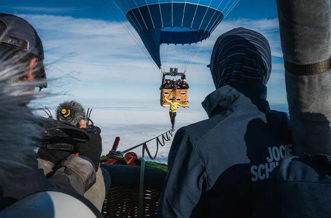 熊猫体育：刺激！在2500米高空走扁带！(图2)