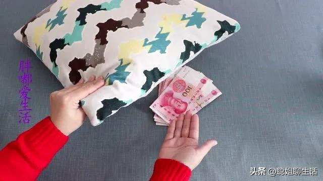 熊猫体育资讯：正月15晚上在枕头底下放钱讲究寓意和方法大家可要注意了(图2)