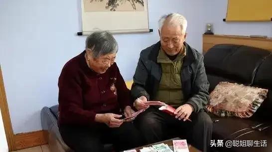 熊猫体育资讯：正月15晚上在枕头底下放钱讲究寓意和方法大家可要注意了(图5)