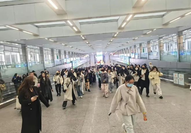 吴宣仪在机场被代拍弄哭了怼脸拍摄加闪光灯直射吴宣仪破防了(图3)