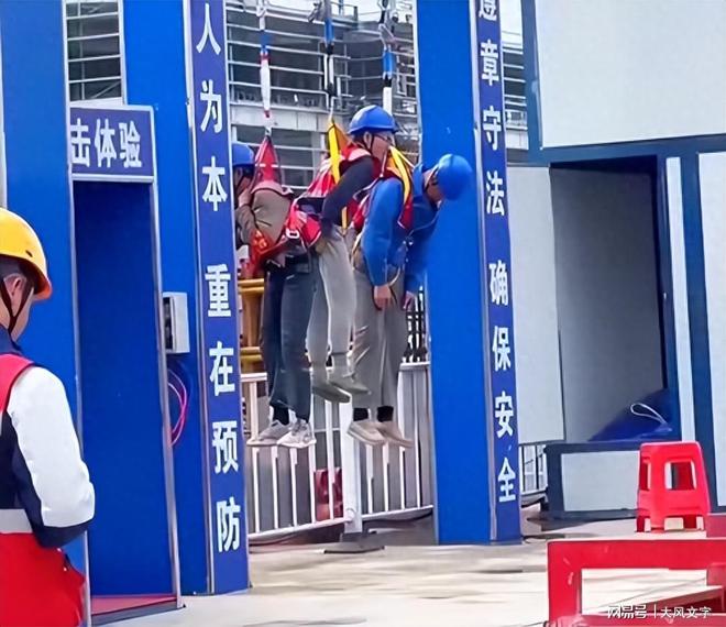 3工人被吊在工地门口示众律师斥侵害人格网友：愿意亲人被吊(图1)
