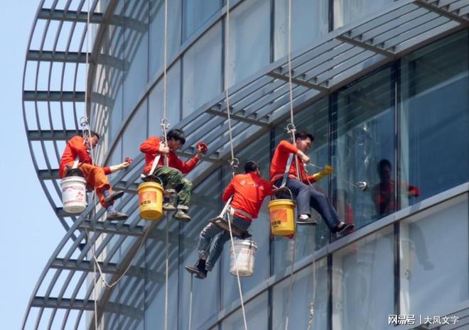 3工人被吊在工地门口示众律师斥侵害人格网友：愿意亲人被吊(图4)