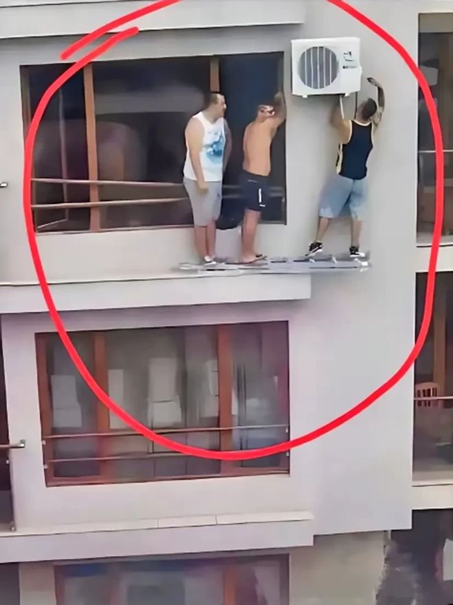 3工人被吊在工地门口示众律师斥侵害人格网友：愿意亲人被吊(图3)