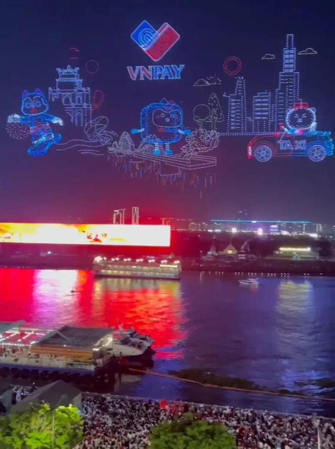 上万架中国无人机点亮越南胡志明夜空！这场破纪录表演让世界看到中国智造真功夫(图1)