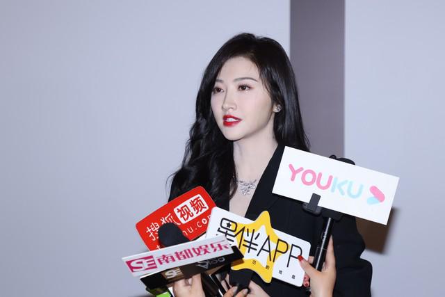 机场崩溃大哭深夜发文吐槽吴宣仪到底经历了什么？(图6)