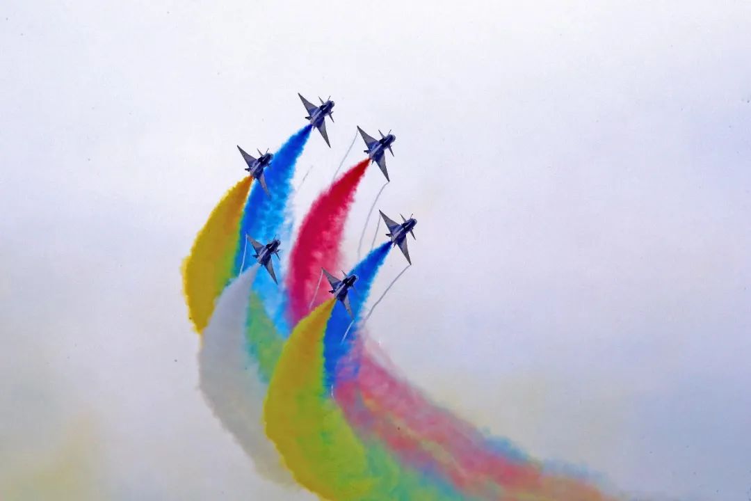 凌空炫舞！空军八一飞行表演队时隔十年再度赴泰飞行表演(图3)