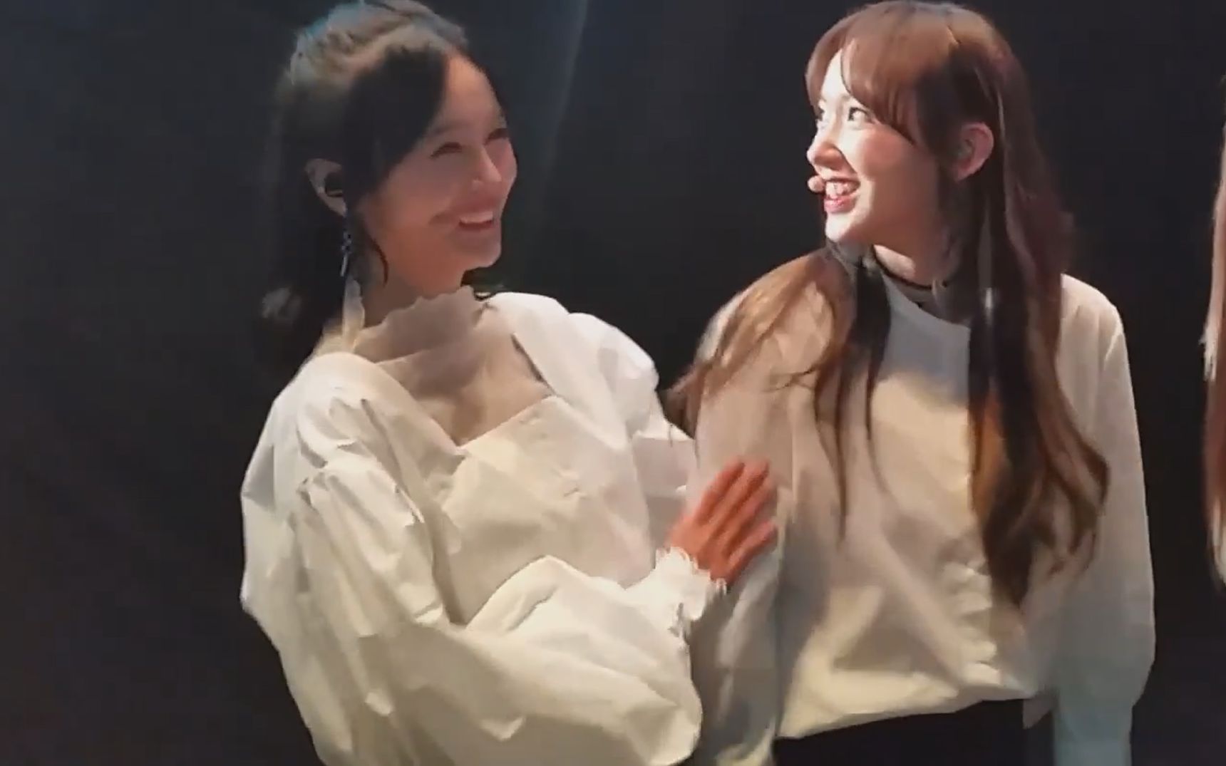 吴宣仪《浪姐6》彩排晕倒惊全网！30岁女星被抬离场视频疯传内娱偶像的“拼命三娘”有多难当？