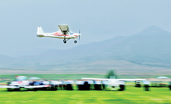 中国空军八一飞行表演队进行适应性训练 完成泰国首场飞行