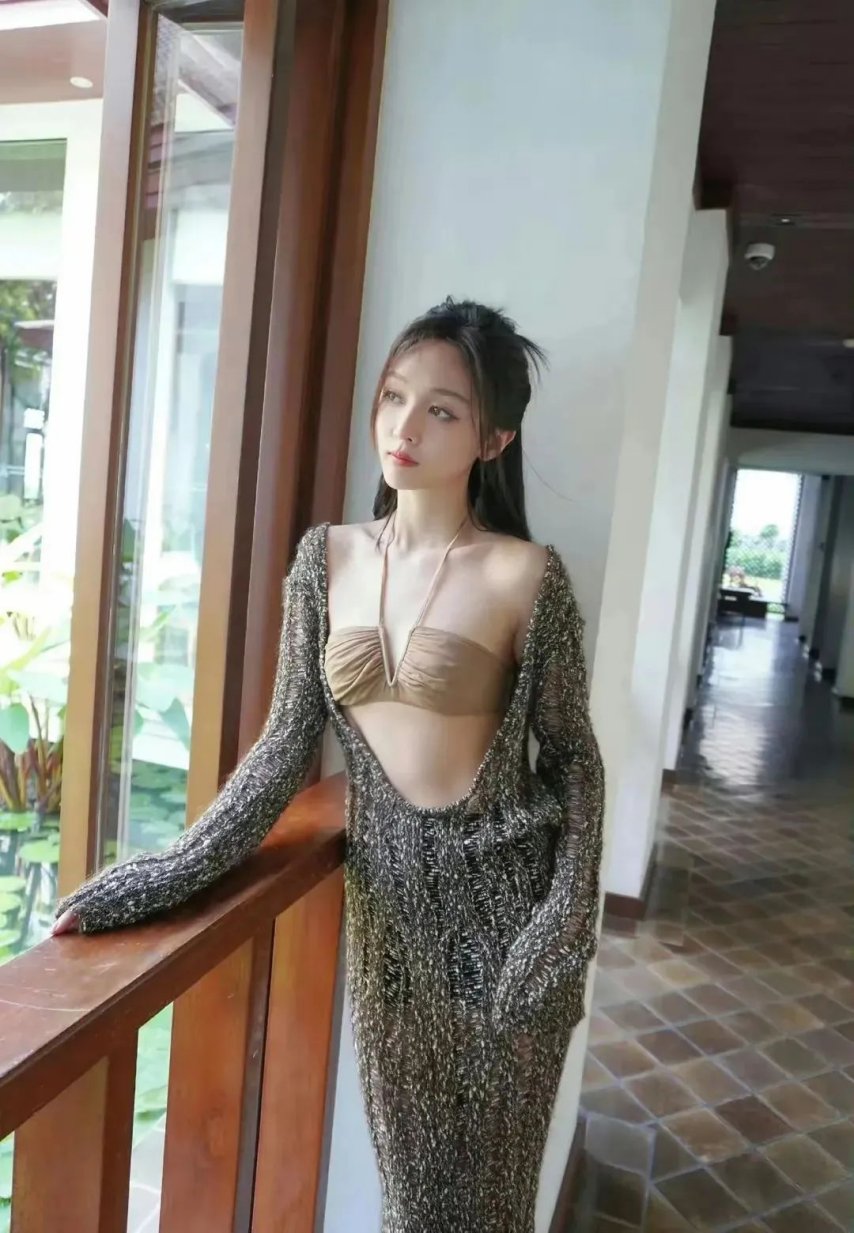 29岁吴宣仪大胆穿搭引热议！衣领V开到肚脐网友：好担心衣服掉下来(图2)