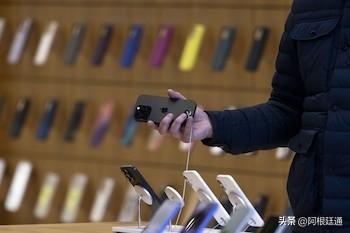 熊猫体育资讯：阿政府削减进口关税政策今日正式生效 iPhone手机价格暴跌(图1)