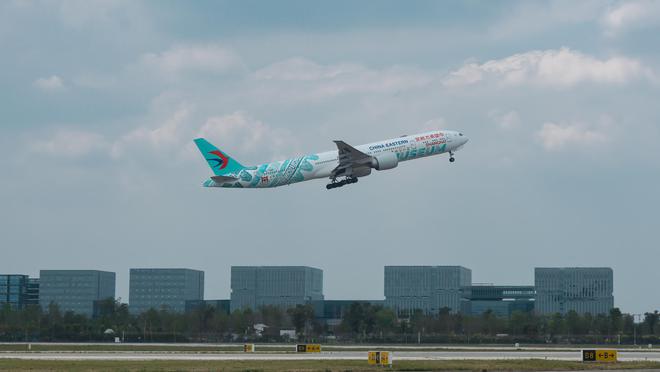 “上博号”首航成都万米高空逛“博物馆”