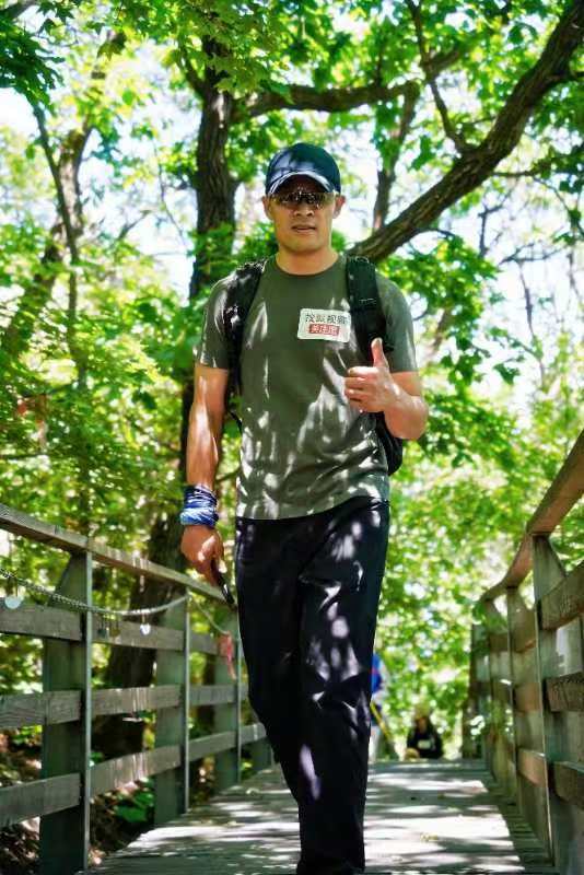 熊猫体育：张朝阳携户外大咖徒步云蒙山 为2025搜狐极限探索者大会助力打call(图4)