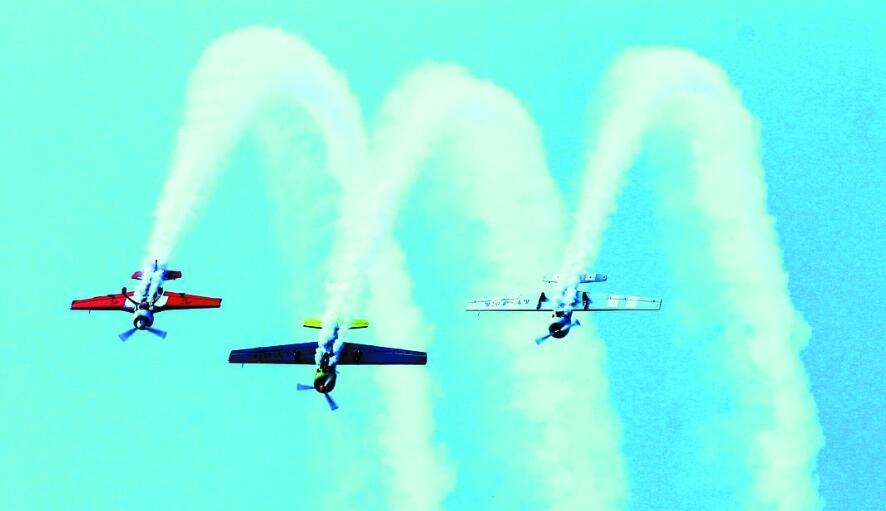 熊猫体育资讯：沃飞长空AE200电动垂直起降航空器在蓉首飞成功 2026年 成都市民有望打上“飞的”(图1)