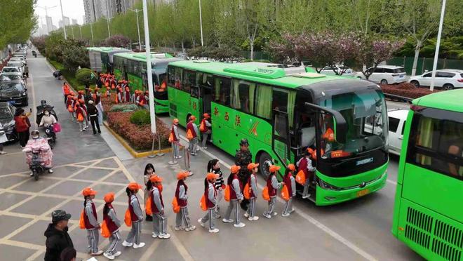 渭南华源旅行社组织“探索航空奥秘感受军事魅力”主题研学活动‌(图4)