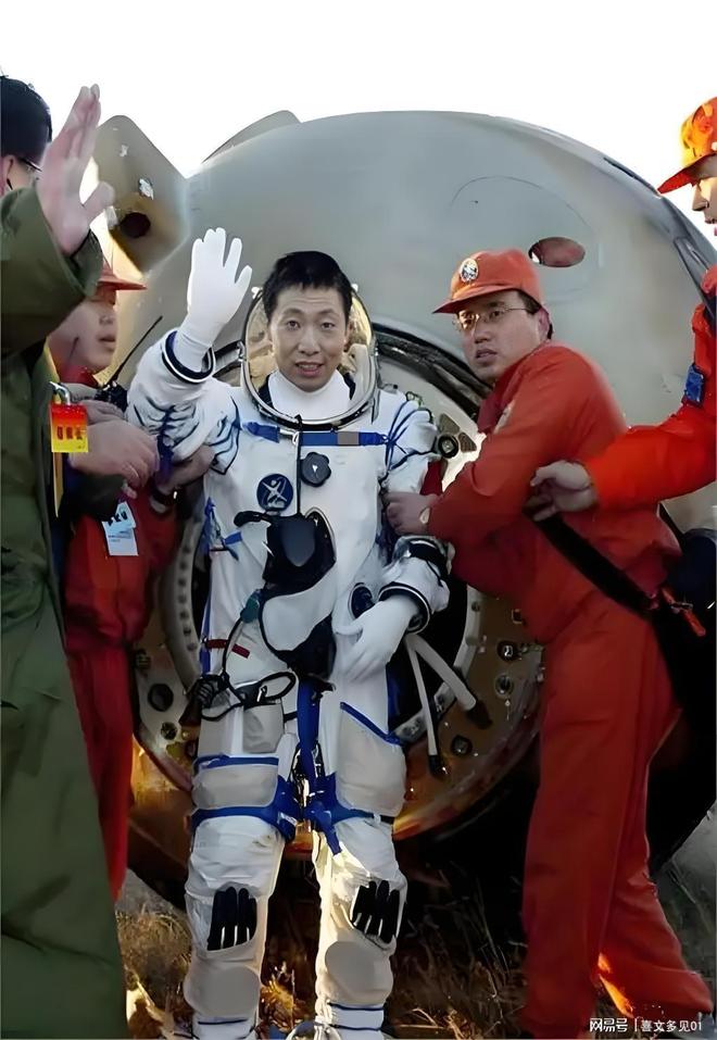 2003年杨利伟出舱时的画面没人知道他刚流过血(图1)