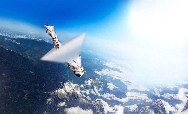 史上最强的跳伞：这个男人穿着宇航服从太空跳下突破了音障！(图3)