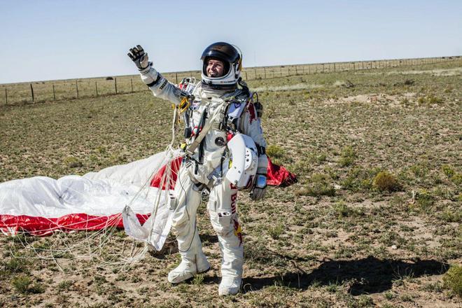 史上最强的跳伞：这个男人穿着宇航服从太空跳下突破了音障！(图5)