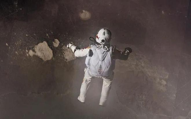 史上最强的跳伞：这个男人穿着宇航服从太空跳下突破了音障！(图4)