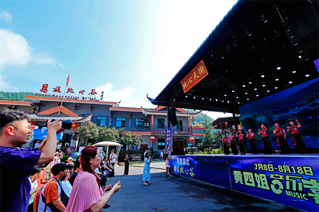 贴壁飞行探秘地心恩施地心谷两大文旅新品面世