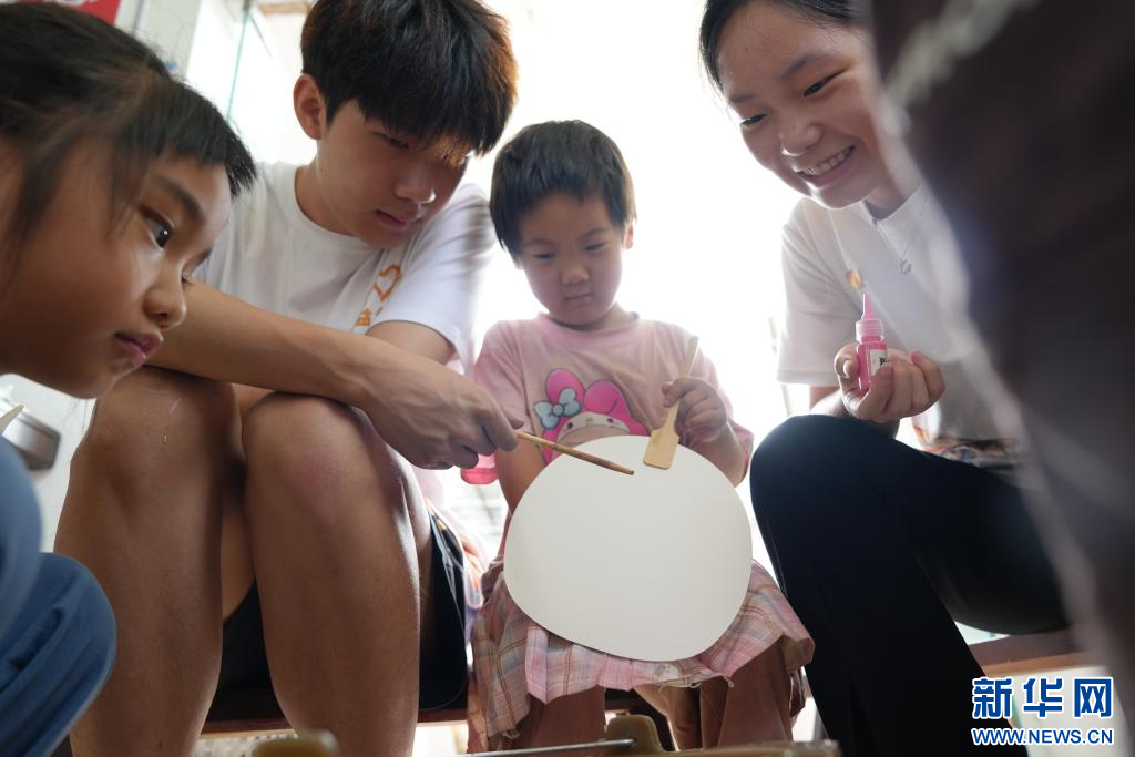 南航学子赴云南华坪支教点亮孩子梦想之光_新华网(图2)