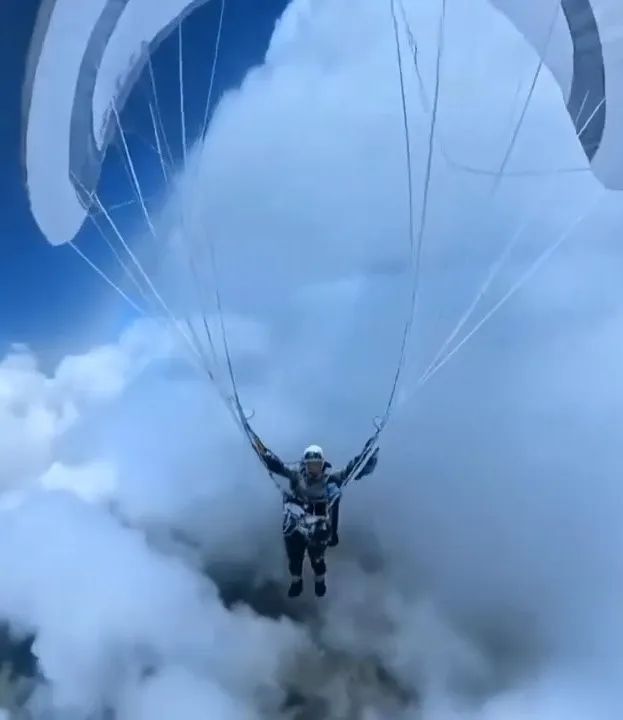 熊猫体育：男子祁连山玩滑翔伞被云吸至8598米高空生还专业人士：这相当于埋在航路上的地雷(图1)