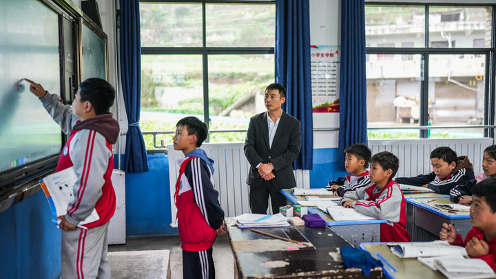 熊猫体育资讯：“孩子们成长得更好是我们最大的心愿”——以习近平同志为核心的党中央关心少年儿童成长和少先队工作纪实(图7)