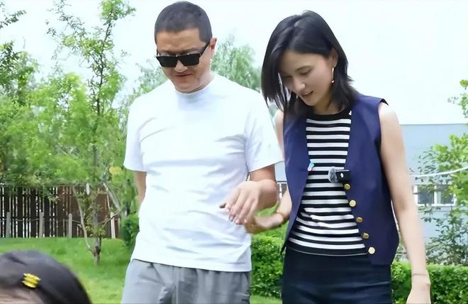 熊猫体育：女儿过六一李亚鹏拄拐杖看演出这一刻老夫少妻彻底具象化了(图3)