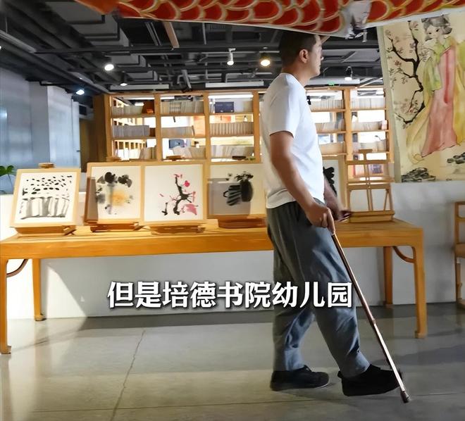 熊猫体育：女儿过六一李亚鹏拄拐杖看演出这一刻老夫少妻彻底具象化了(图4)