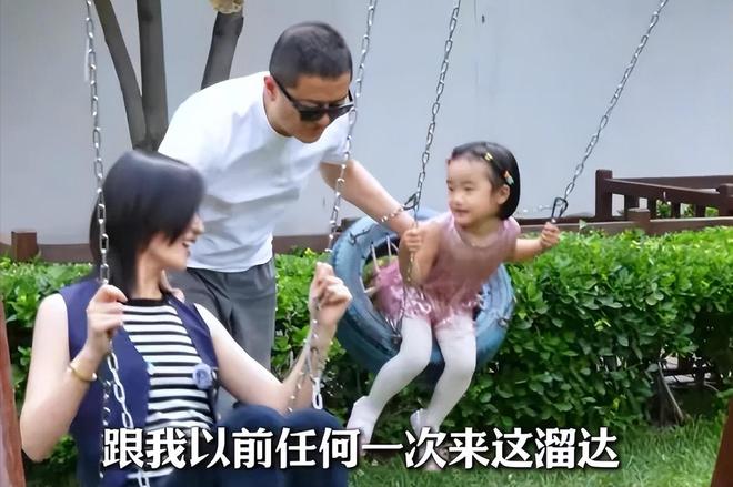 熊猫体育：女儿过六一李亚鹏拄拐杖看演出这一刻老夫少妻彻底具象化了(图2)