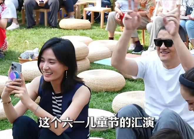 熊猫体育：女儿过六一李亚鹏拄拐杖看演出这一刻老夫少妻彻底具象化了(图1)