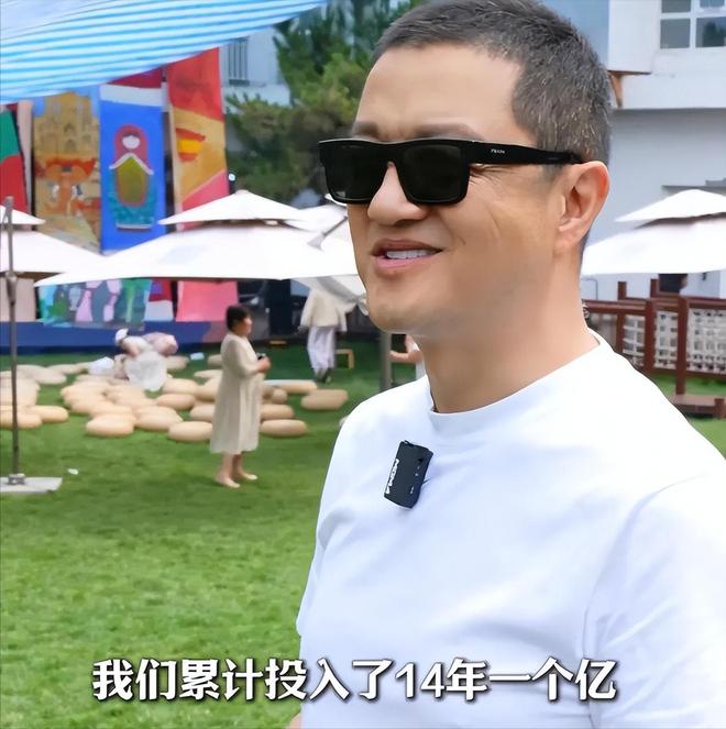 熊猫体育：女儿过六一李亚鹏拄拐杖看演出这一刻老夫少妻彻底具象化了(图5)