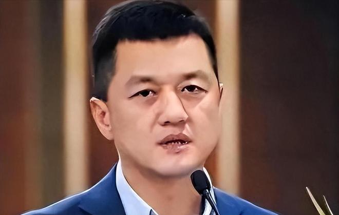 熊猫体育：女儿过六一李亚鹏拄拐杖看演出这一刻老夫少妻彻底具象化了(图10)