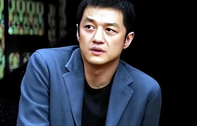 熊猫体育：女儿过六一李亚鹏拄拐杖看演出这一刻老夫少妻彻底具象化了(图8)